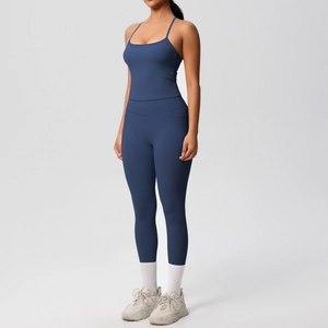 Détail d'un ensemble de yoga bleu marine avec débardeur ajusté et legging taille haute