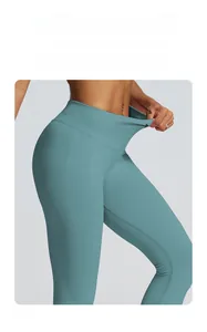 Détail du pantalon de yoga taille haute montrant l'élasticité et le tissu sans couture bleu