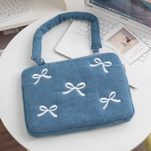 Housse pour ordinateur en denim bleu avec nœuds brodés blancs et poignées pour MacBook