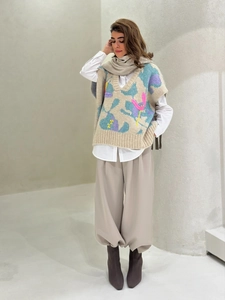 Floral knit vest with V-neck in beige with blue and purple patterns for a chic spring look