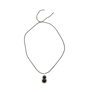 Collier minimaliste avec pendentif Wulu noir et monture en argent sur cordon noir