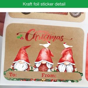 Détail d'autocollants de Noël en papier Kraft avec gnomes en feuille rouge et texte