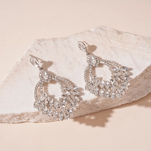Dettaglio di orecchini a goccia in argento con frange di strass su base di pietra