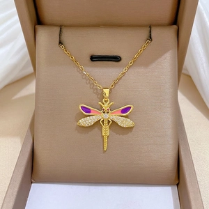 Collier Pendentif Libellule Ailes Émail Coloré Micro Zircon Incrusté Chaîne Acier Titane Élégant Pour Femmes