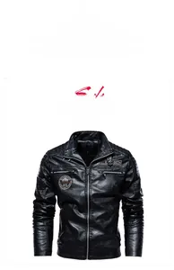 Details der Vintage-Patches und Steppschulter an der schwarzen Herren-Kunstlederjacke