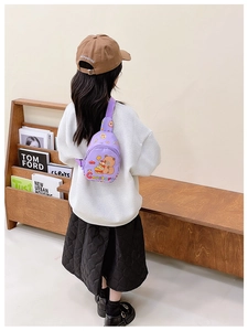 Détail du sac de poitrine violet pour enfants avec motifs capybara et sangle réglable