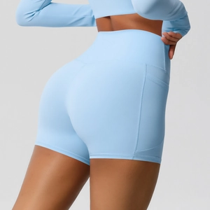 Détail du short de yoga bleu clair taille haute avec poches latérales et tissu élastique