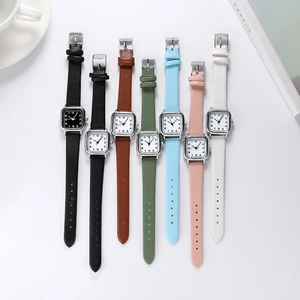 Montres pour femmes à cadran carré minimaliste avec bracelets en cuir de plusieurs couleurs