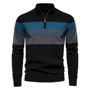 Détail d'un pull en maille demi-zip pour homme aux rayures horizontales bleu et gris