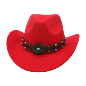 Dettaglio cappello da cowboy rosso con perline turchesi e fibbia in metallo su cinturino