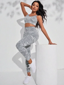 Detail der hoch taillierten Leggings mit Marmormuster und Sport-BH mit Kompression