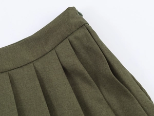Détail de la taille d'une jupe plissée vert armée avec fermeture éclair latérale invisible