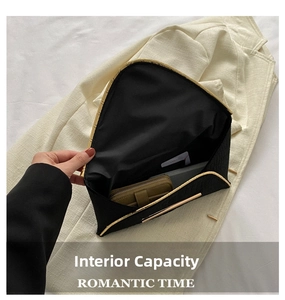 Vue détaillée de l'intérieur d'une pochette enveloppe noire avec rangements cartes