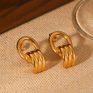 Moderne goldene geometrische Creolen mit Schichtstruktur für Damen im minimalistischen 18k Stil