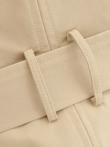 Vue macro du tissu sergé kaki haute densité avec double couture sur les passants