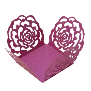 Boîte à bonbons découpée au laser rouge rose nacré avec motifs de roses pour mariage