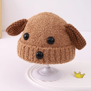 Détail du bonnet tricoté chiot marron avec oreilles en peluche et yeux boutons pour enfants