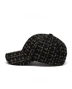 Vue latérale d'une casquette de baseball en tweed noir et or avec texture grillagée tissée