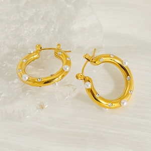 18K gold-plated stainless steel hoop earrings with pearls and zircons on glass tray