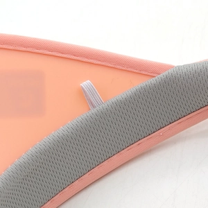 Détail d'une visière UV orange avec bordure en tissu rose et doublure en maille grise