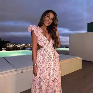 Robe longue fleurie rose avec découpes à la taille et décolleté en V pour les vacances
