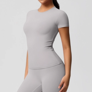 Haut de yoga gris clair ajusté en tissu hautement extensible avec col rond