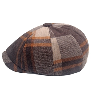 Détail de vue latérale d'un béret en laine avec motif à carreaux classique