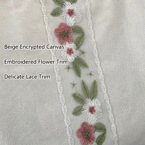 Borsa a spalla in tela beige con ricamo floreale rosa dettagliato e motivi di foglie