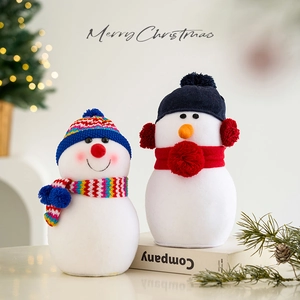 Figurines de bonhomme de neige en peluche avec bonnets et écharpes pour décor de Noël