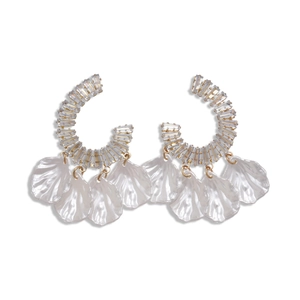Boucles d'oreilles luxe en C avec zircons et pompons en nacre sur fond blanc épuré