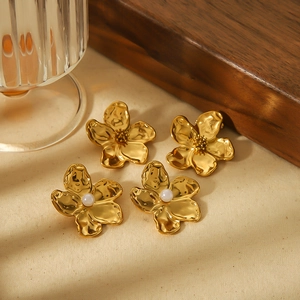 Flower Stud Earrings Stainless Steel 18K Gold Plated Elegant Faux Artificial Pearl Inlay French Retro For Women Chic Jewelry