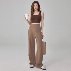 Ensemble de yoga pour femme avec pantalon évasé à taille haute et débardeur marron assorti