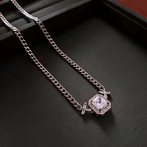 Collier de luxe argenté avec pendentif carré en zircone, chaîne gourmette et détails de croix