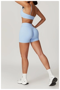 Détail du short de yoga bleu clair taille haute avec design liftant pour femmes