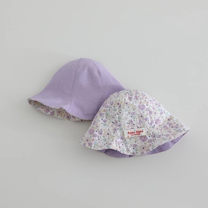 Vue détaillée de chapeaux de soleil réversibles en coton doux, violets et à fleurs