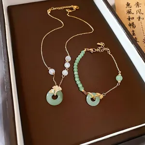 Parure de collier et bracelet feuille de ginkgo dorée avec pendentifs en jade vert