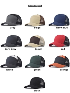 Detaillierte Farbanzeige von mehrfarbigen 5-Panel Trucker Caps mit atmungsaktivem Netz