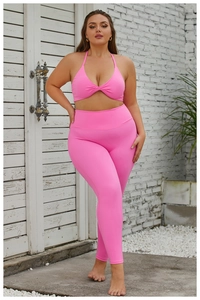 Ensemble de yoga rose avec brassière dos nu et legging taille haute en extérieur