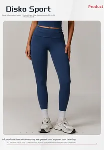 Détail de legging de yoga taille haute en tissu mat bleu marine avec chaussettes et baskets