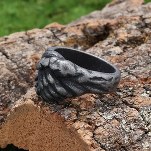 Bague vintage ajustable motif poignée de main en métal vieilli sur écorce de bois