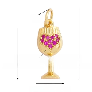 Détail du pendentif verre à vin doré avec cœur rose et dimensions du produit
