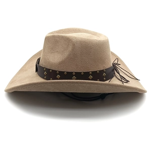 Dettaglio cappello da cowboy in scamosciato con fascia in pelle e cinturino regolabile