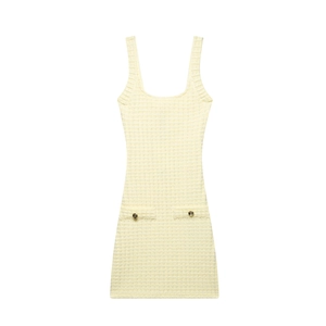 Elegante mini vestido de punto amarillo con escote cuadrado y botones dorados