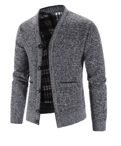 Detailaufnahme von grauem Strick-Cardigan mit V-Ausschnitt, Knöpfen und Textur
