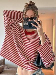 Gestreiftes Langarm-Cropped-T-Shirt in Rot und Weiß mit Rundhals im französischen Stil