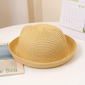 Vue détaillée du chapeau de soleil en paille jaune pour enfant avec oreilles de chat