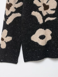 Detailansicht der Blumen-Strickstruktur mit Pailletten-Akzenten und Seitenschlitz