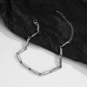 Détail du bracelet à maillons géométriques argentés avec fermoir mousqueton et extension