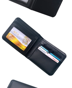 Dettaglio del portafoglio pieghevole con fessure per carte e tasca portamonete con zip