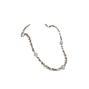 Collier double épaisseur en argent avec perles blanches sur fond blanc élégant